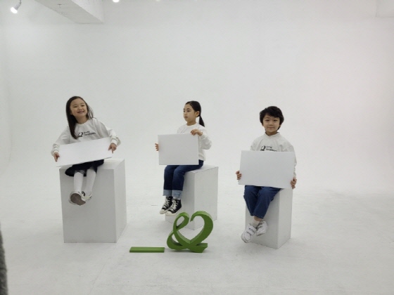 단체 컨셉사진 촬영 현장스케치 사진입