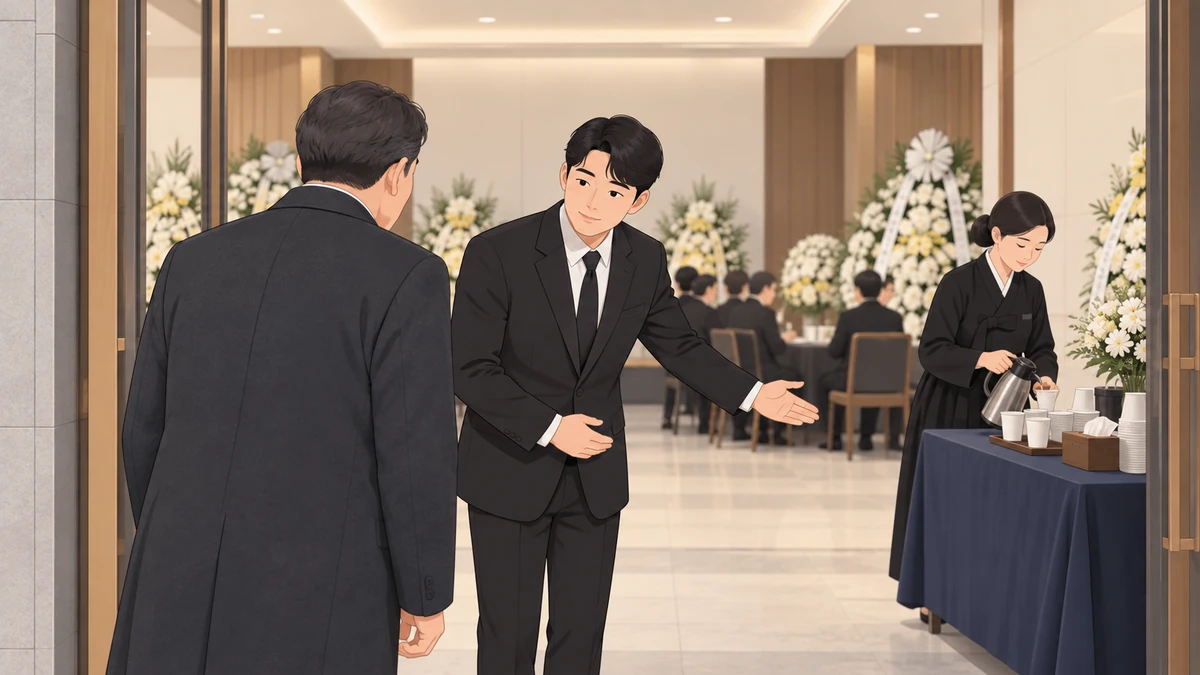 장례식장 접객실 입구에서 검은 정장을 입은 30대 남성이 조문객을 안내하고 뒤쪽에서 사촌으로 보이는 가족이 손님에게 음료를 내는 모습