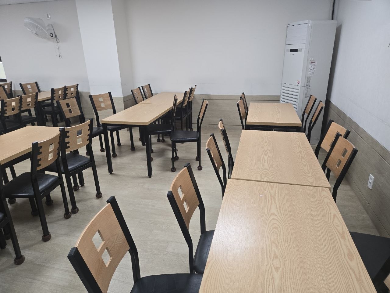 장례식장 내부 식당 좌석 전경
