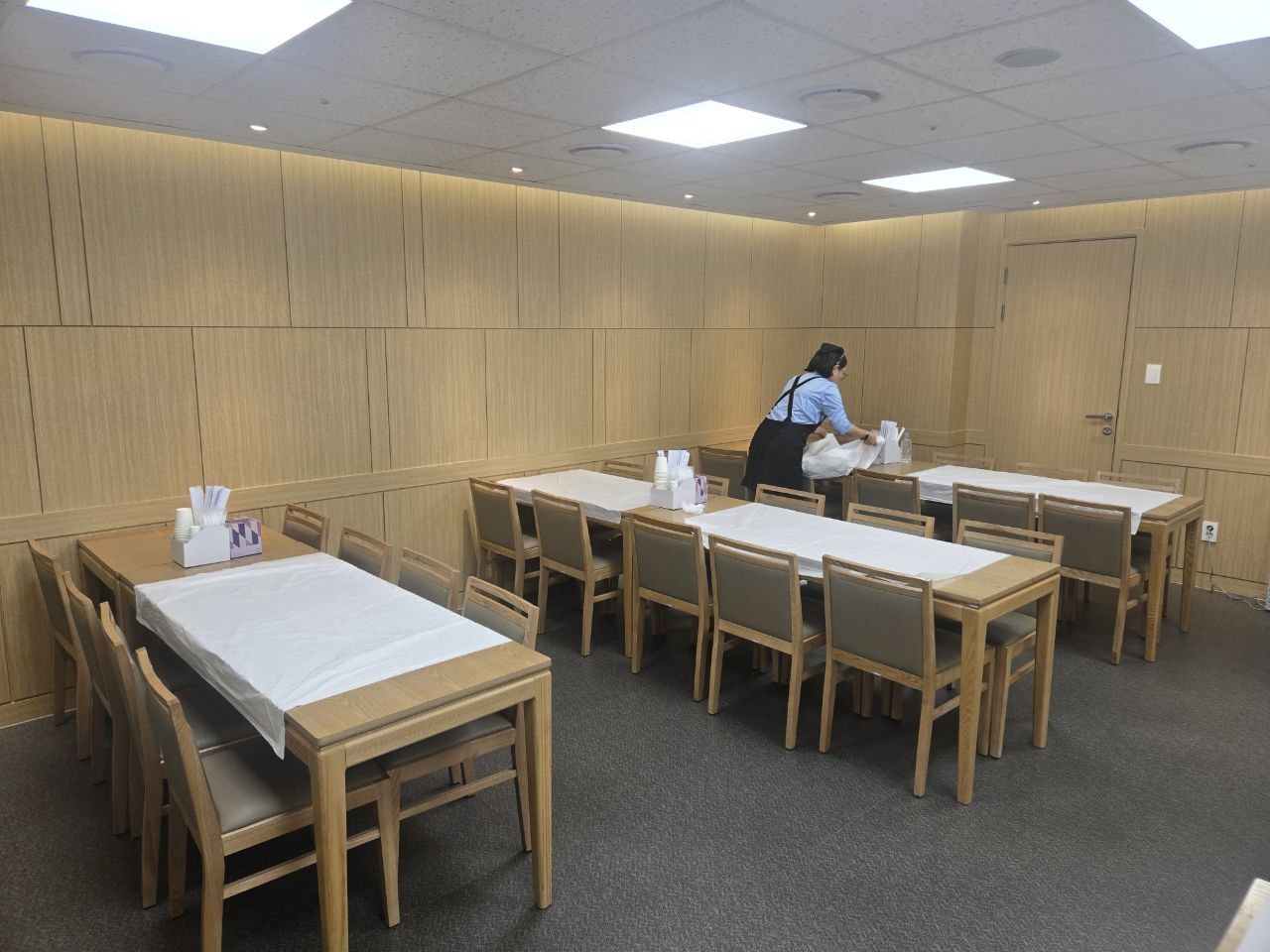 직원이 식사 공간을 정리하는 장면