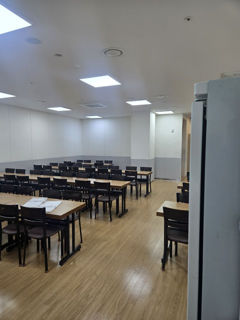 여러 테이블이 배치된 장례식장 식당