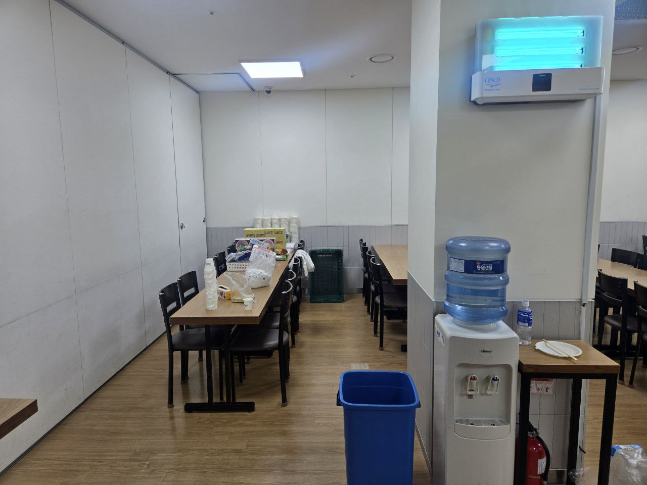 테이블과 정수기가 있는 장례식장 식사 공간