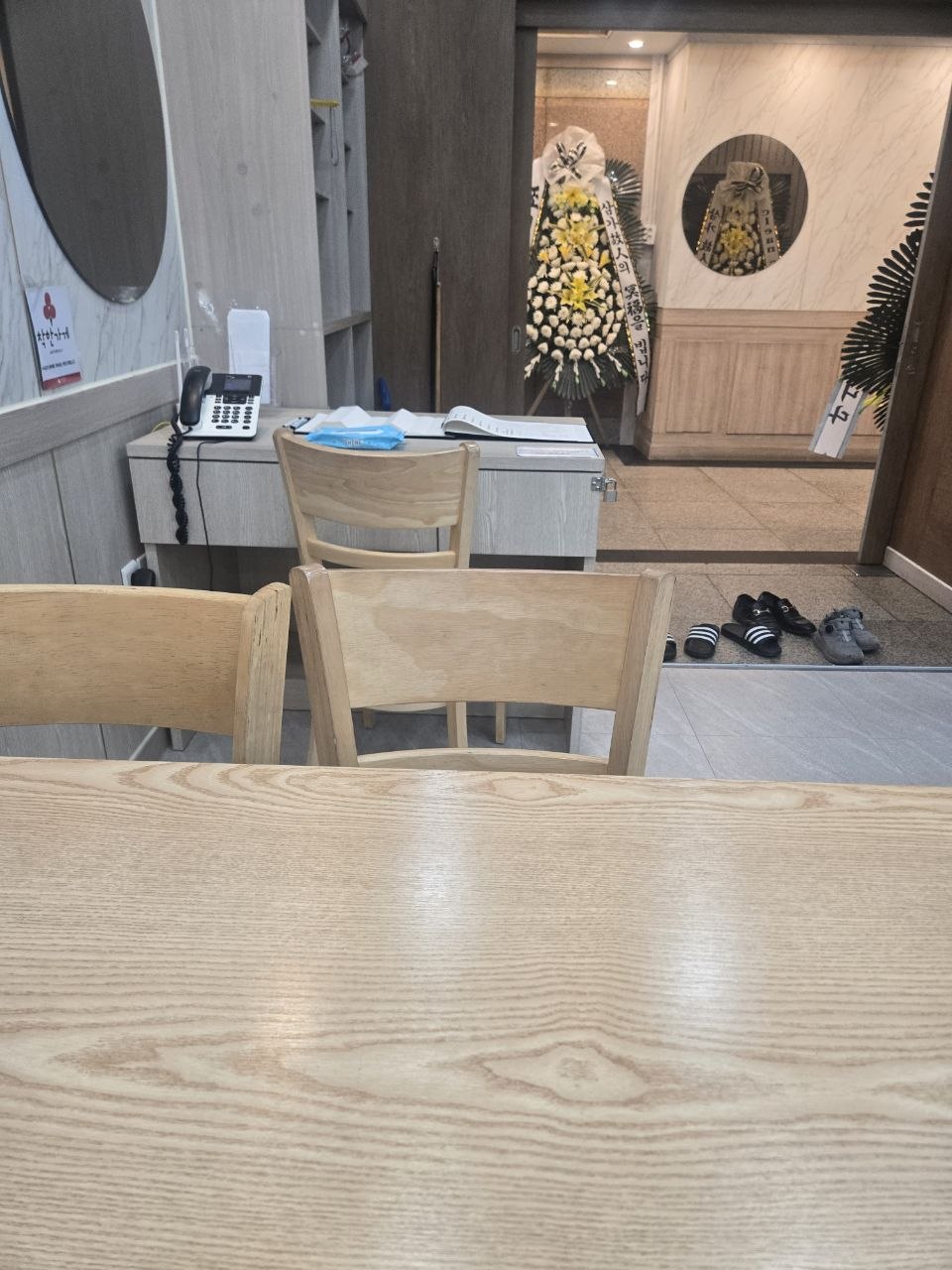 빈소 내부 테이블과 출입구 모습