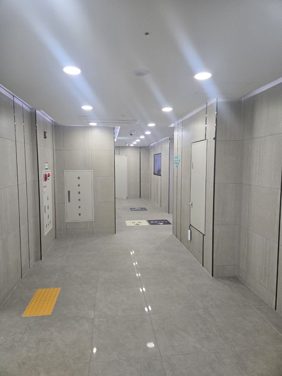 장례식장 내부 복도 모습