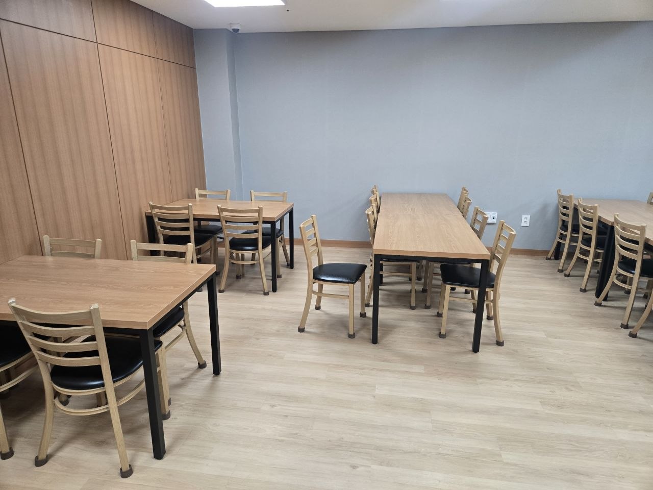 장례식장 내 식사 공간과 테이블
