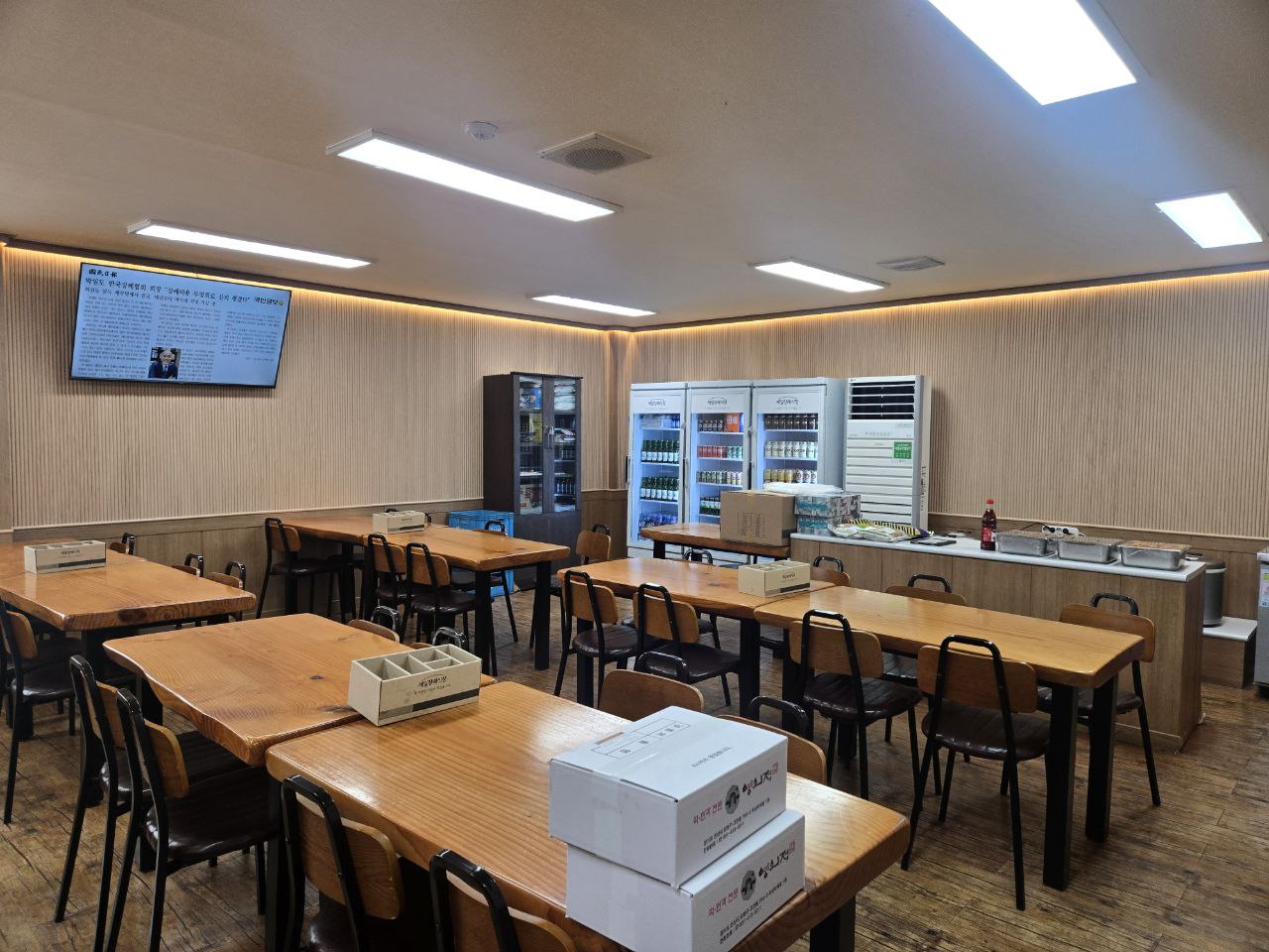 식당 내부와 음료 보관 냉장고