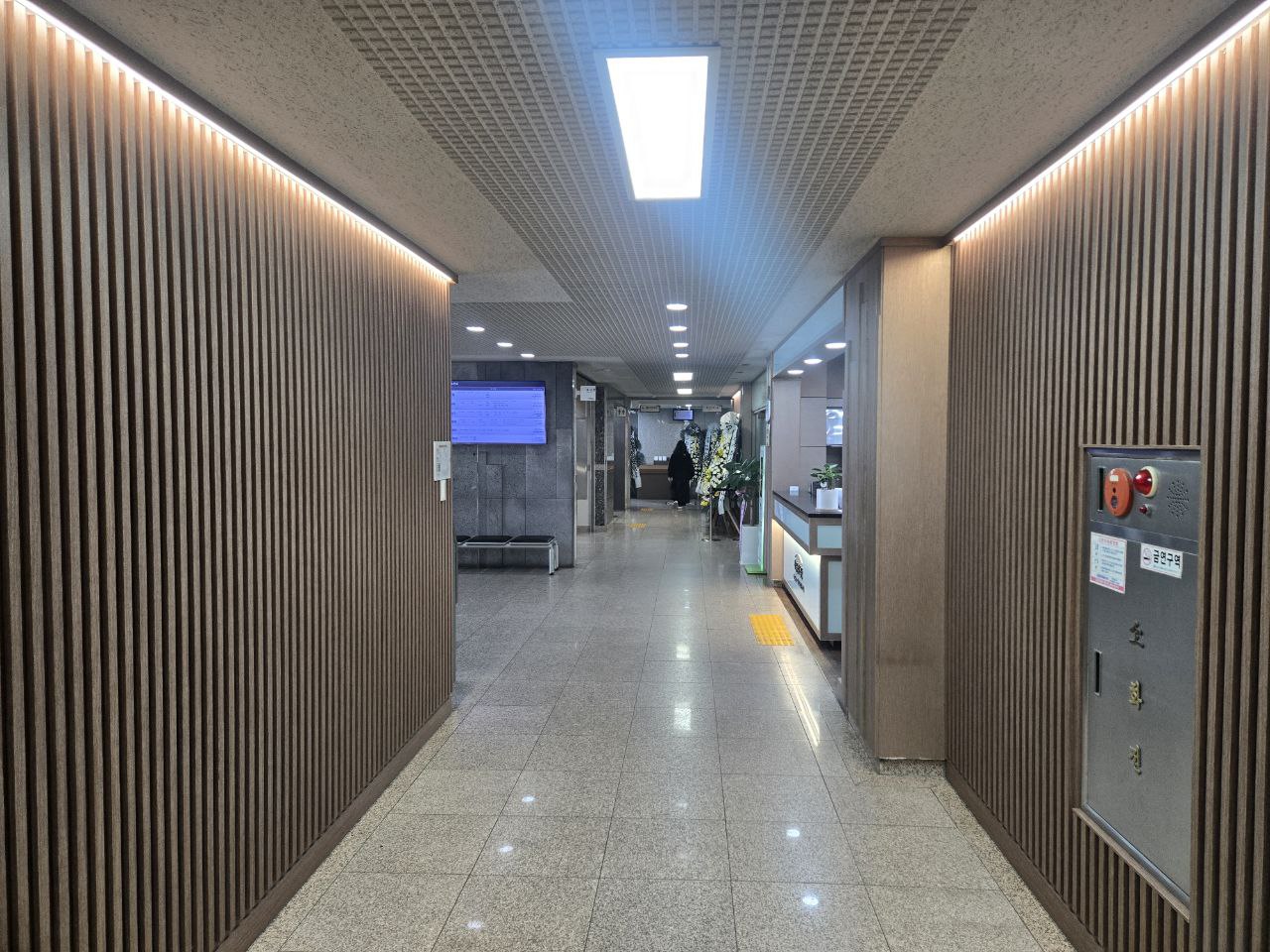 로비 복도와 접수 안내 공간 모습