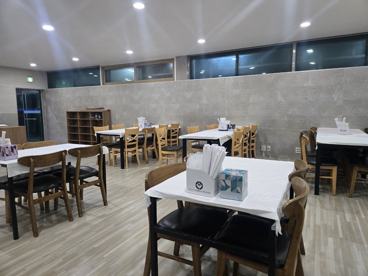 식당 내부에 테이블과 의자가 정돈된 모습