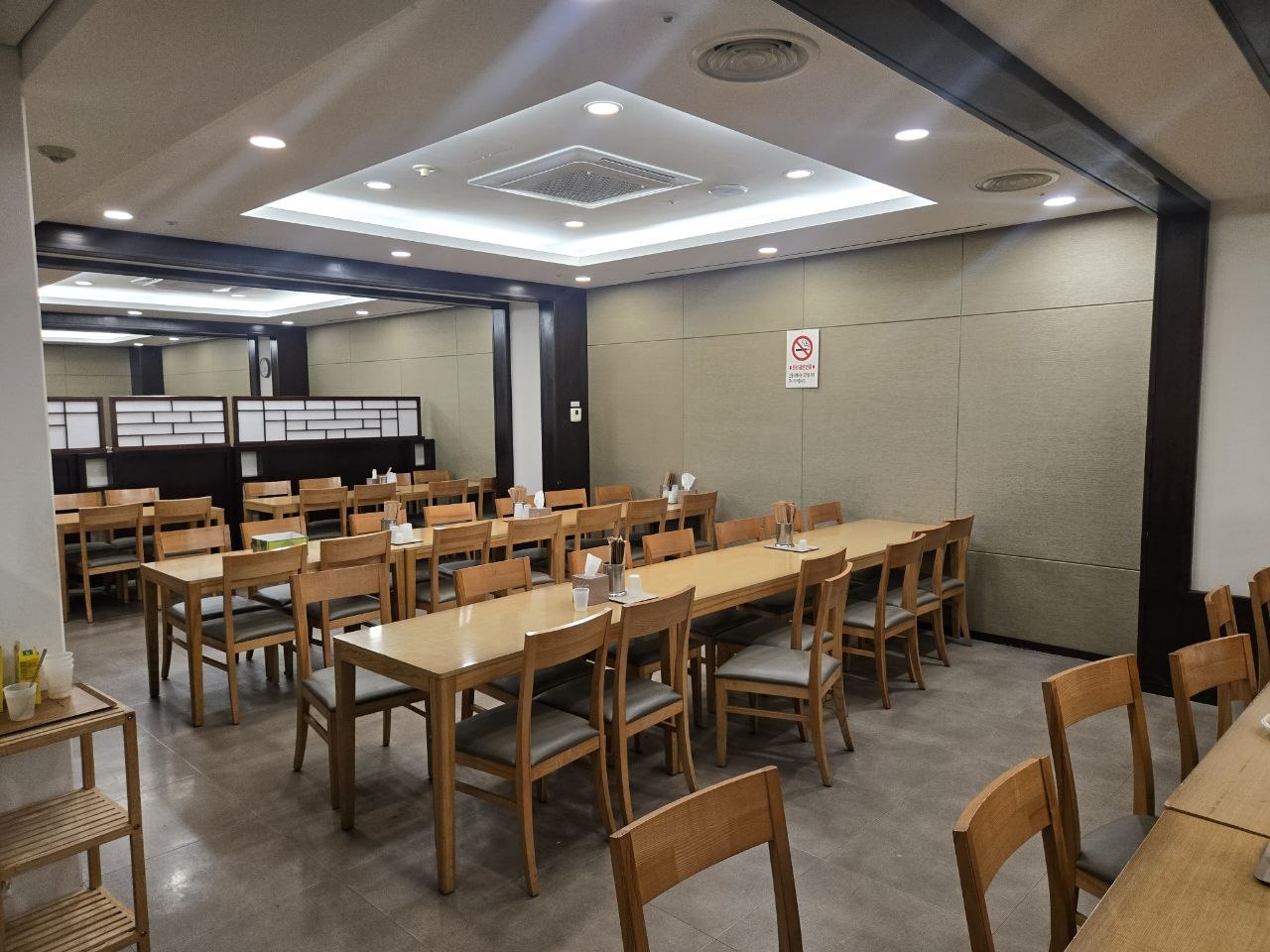 테이블과 의자가 정돈된 식사 공간