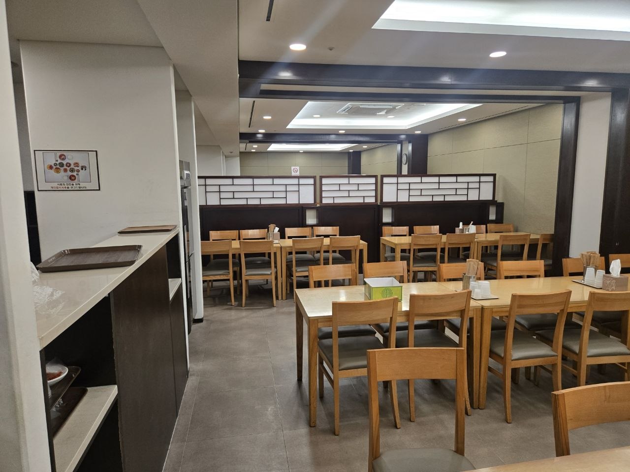 식사실 내부 좌석 배치 모습