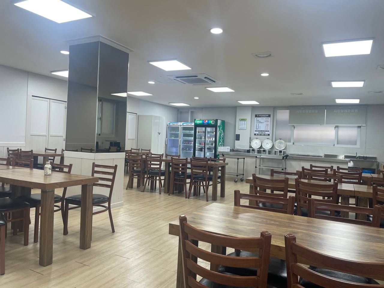 식당 배식 공간 모습