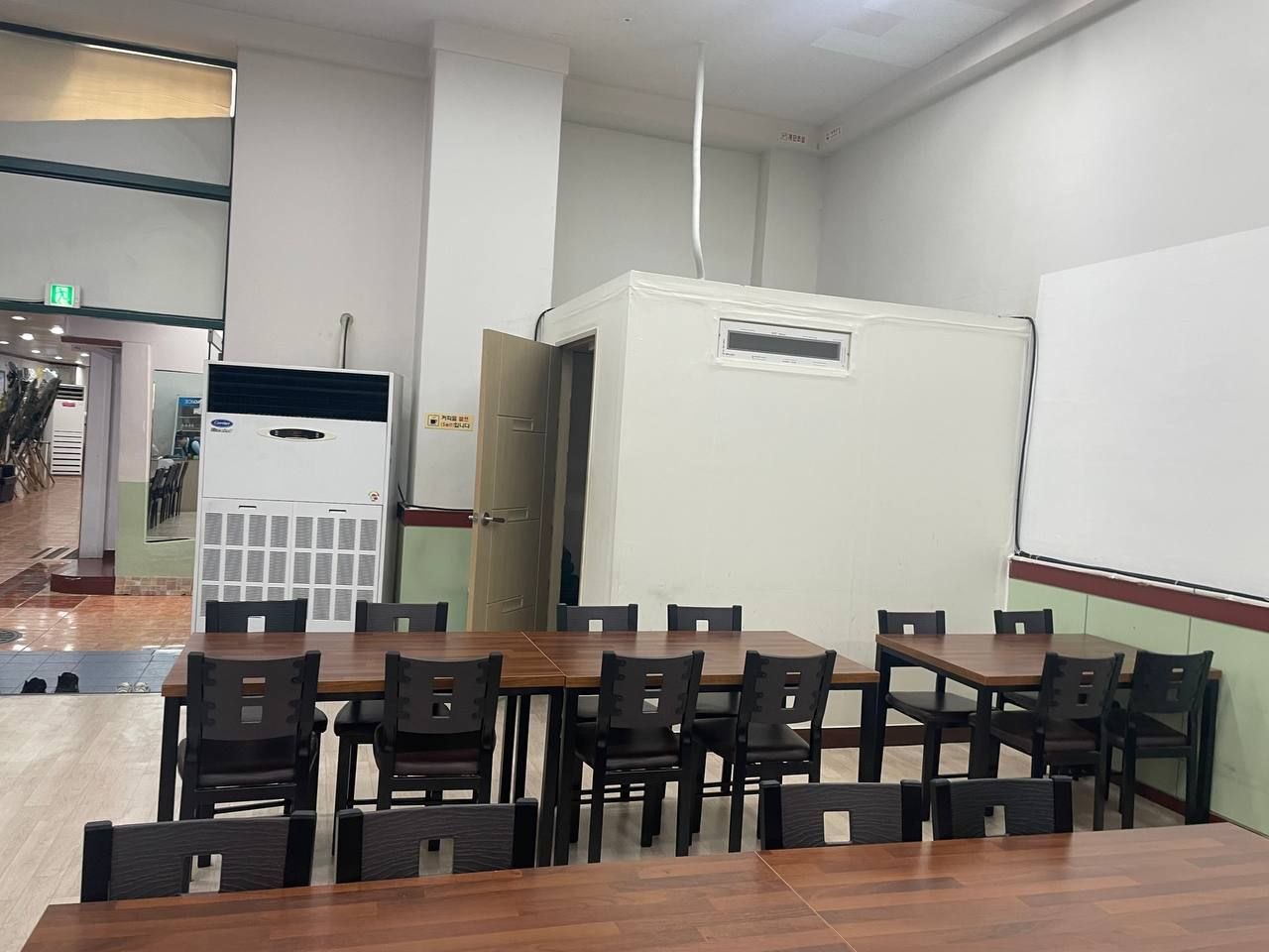 테이블이 배치된 식사 공간