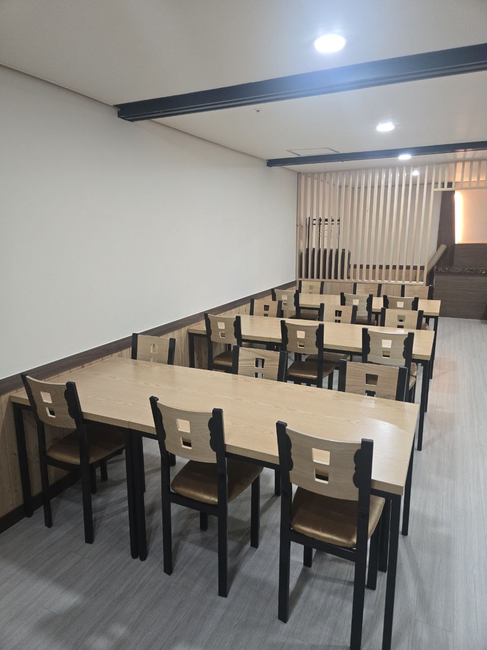 식당 측면 좌석과 테이블 모습