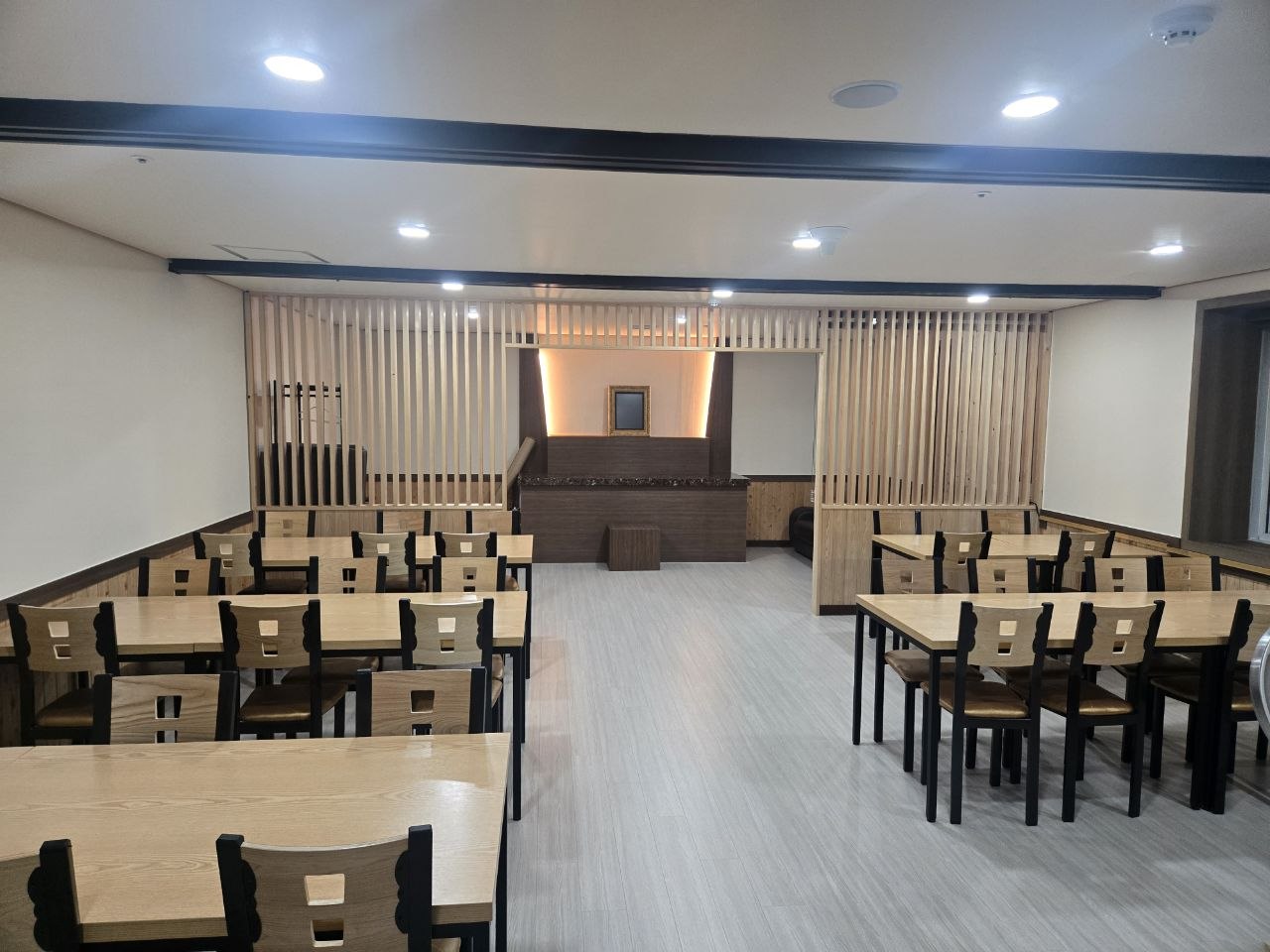 식당 내부 테이블과 좌석 배열