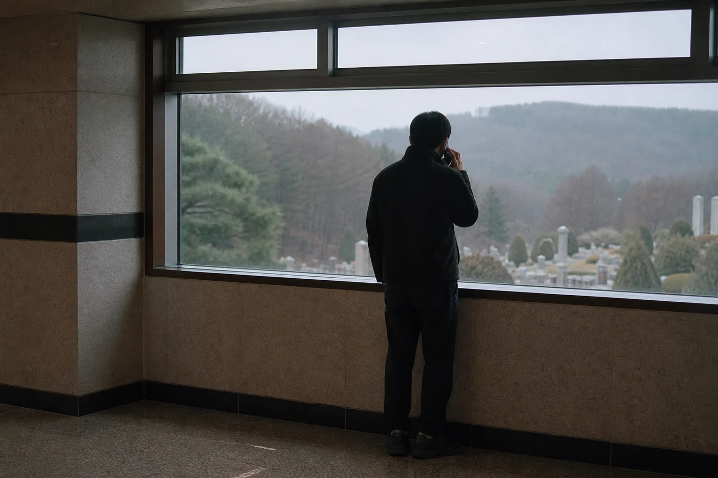 장례식장 복도에서 알릴 곳에 전화를 거는 상주