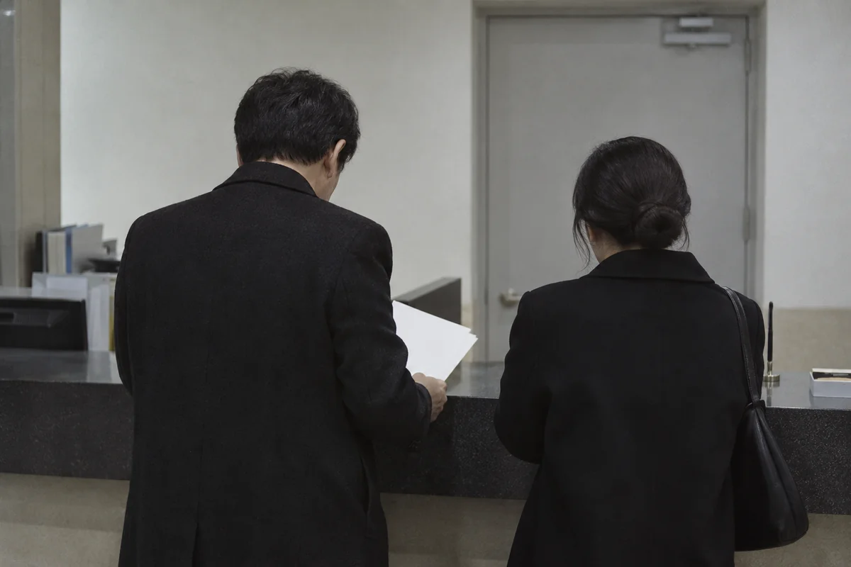 장례식장 사무실에서 견적을 함께 보는 가족