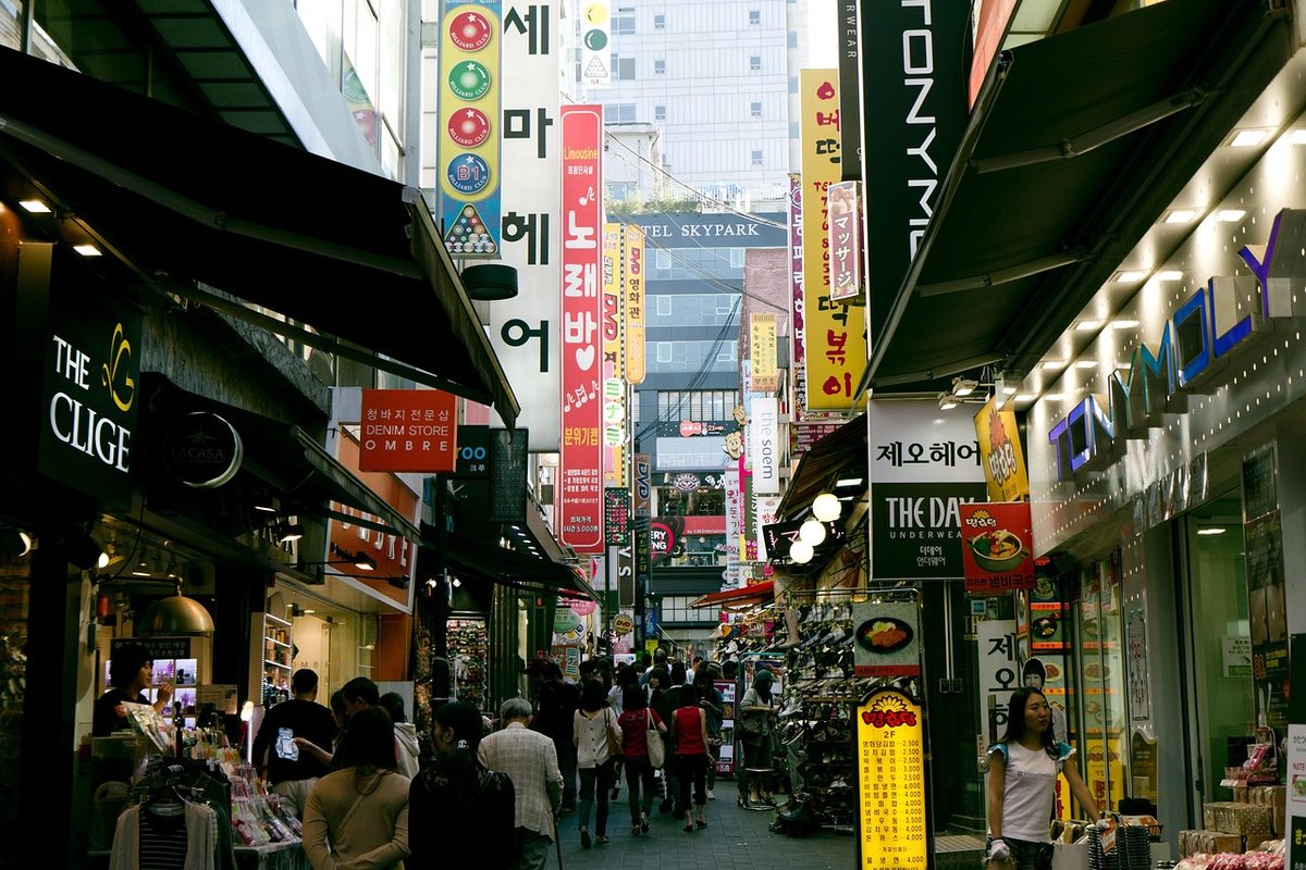 은행 창구에서 오프라인으로 상품권을 충전하는 어르신