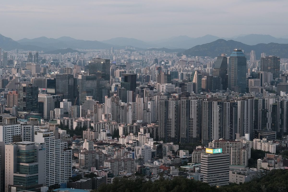 도시의 아파트 단지, 인근 시세와 분양가 비교