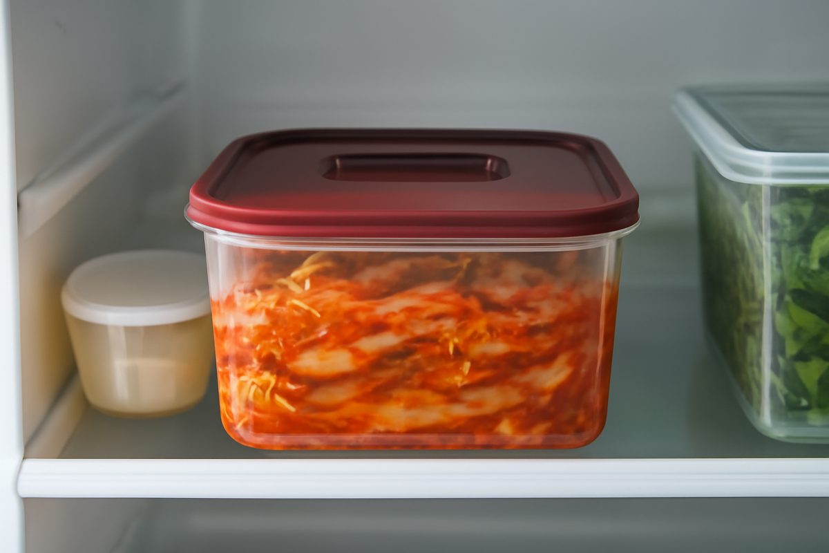 냉장고 안에 놓인 네모난 김치통 보관 모습