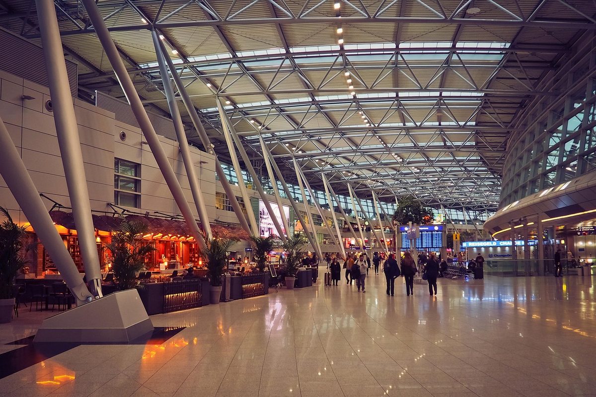 공항 도착장에서 짐을 끌고 차량 인도장으로 가는 여행객