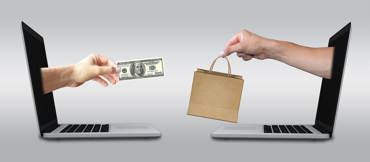 노트북으로 팝마트 공식몰 가입을 준비하는 모습, 라부부 입고 알림 설정