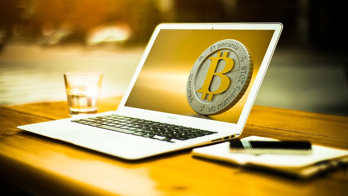 노트북 옆에 놓인 코인으로 보는 달러 연동 USDT·USDC