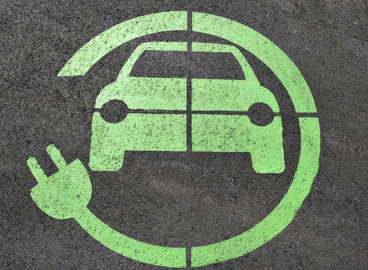 아파트 지하주차장에서 충전 중인 PHEV, 충전 환경 점검