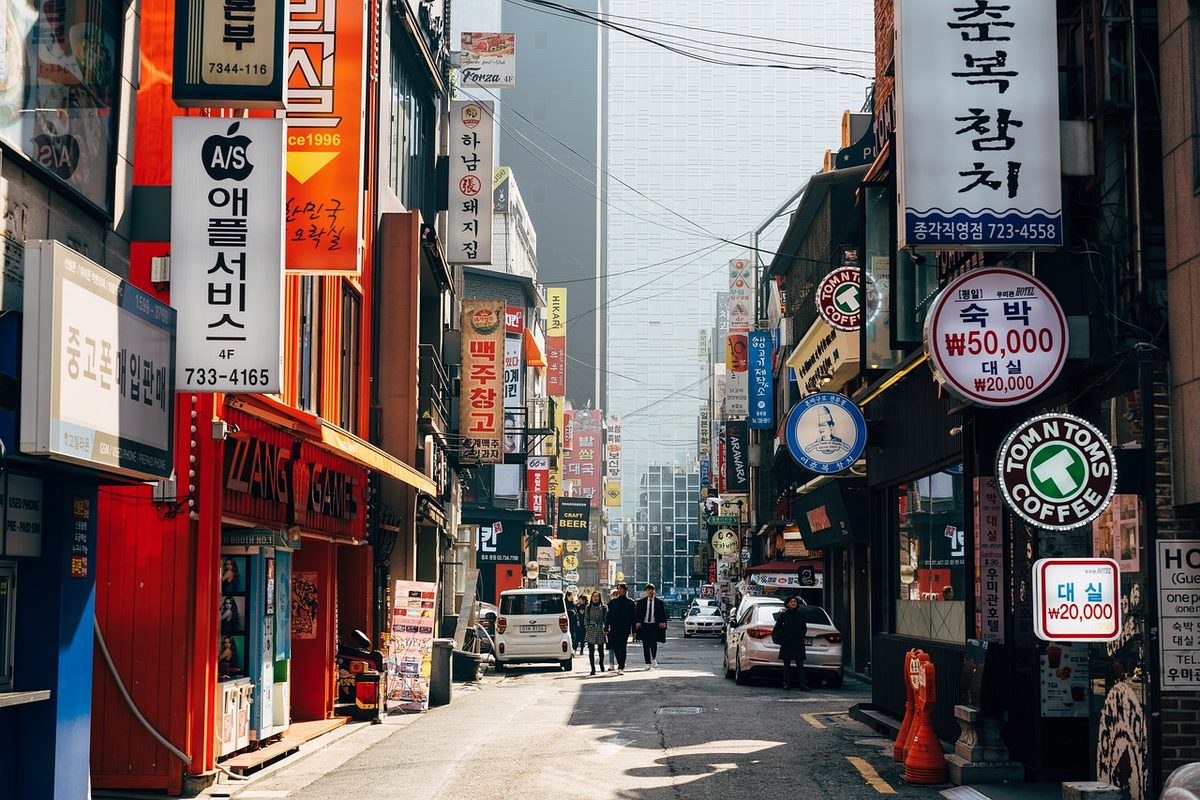 국제관 식당에서 식사하는 한식 메뉴