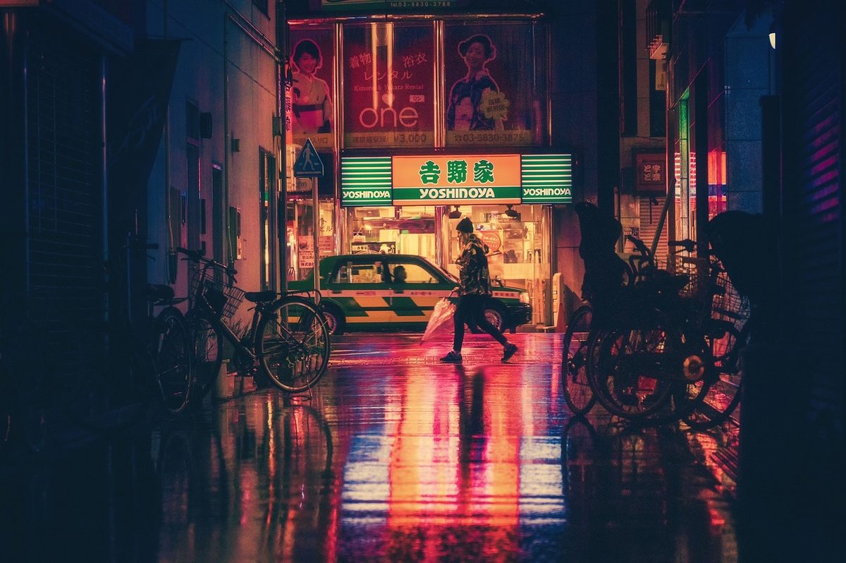 홍대 클럽거리 골목의 보행 전용 차로와 일방통행 유도