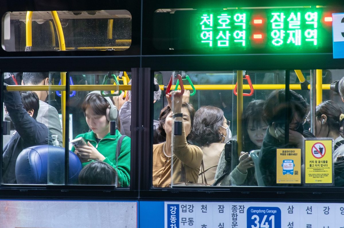 반포대교로 우회하는 시내버스와 정류장