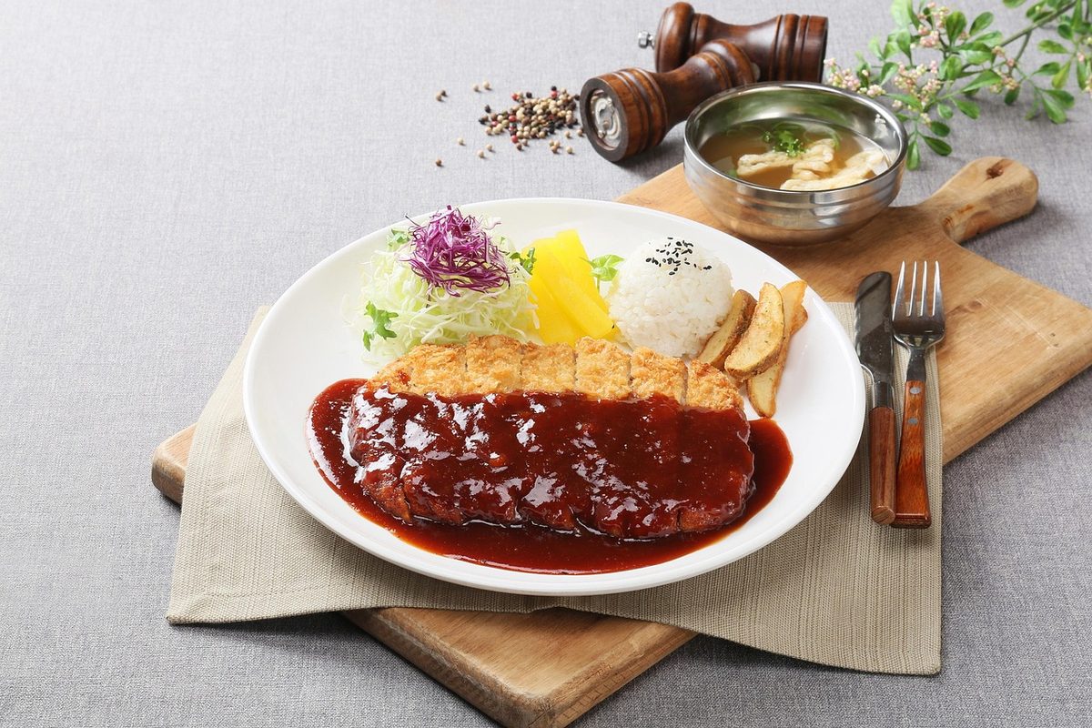 볶음김치까스 메뉴 접시