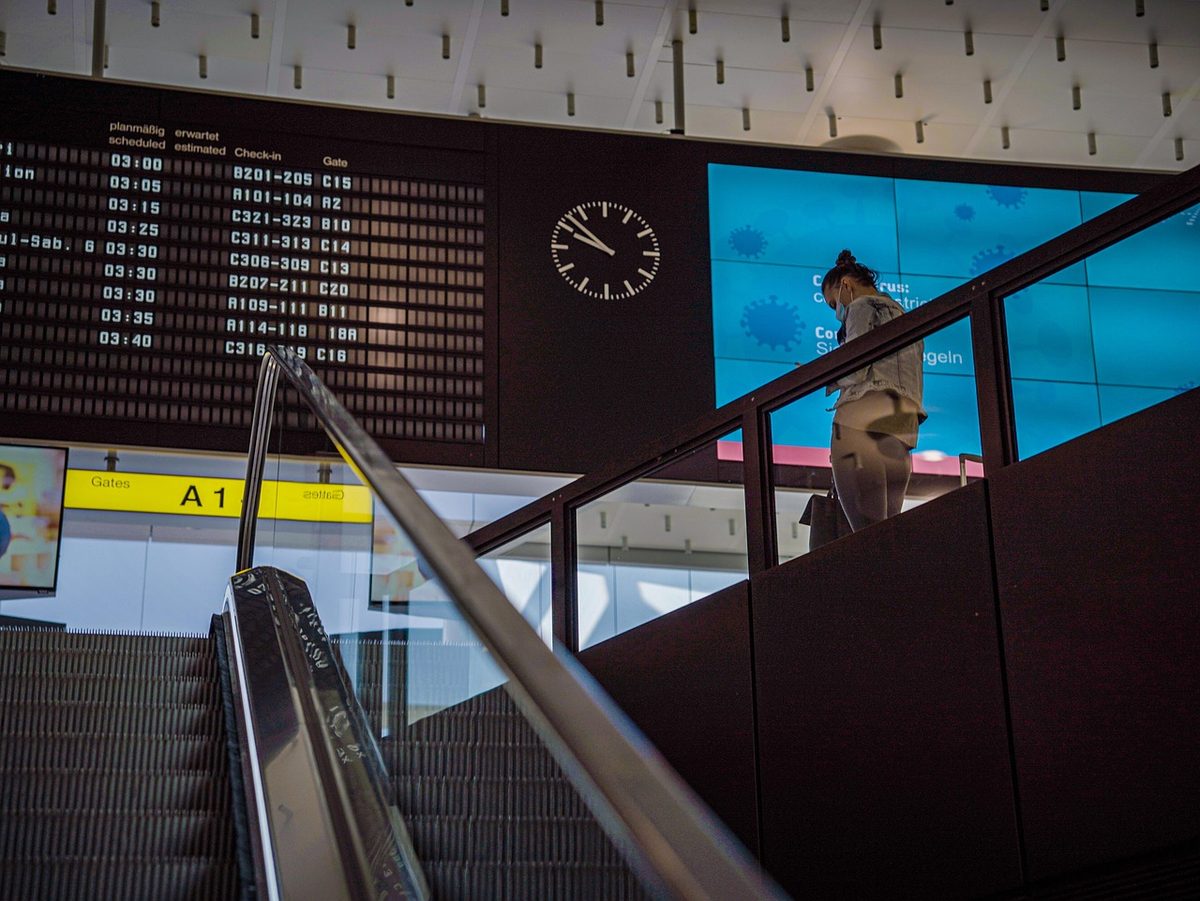 익산 국화 행사 일정 안내판을 보는 방문객
