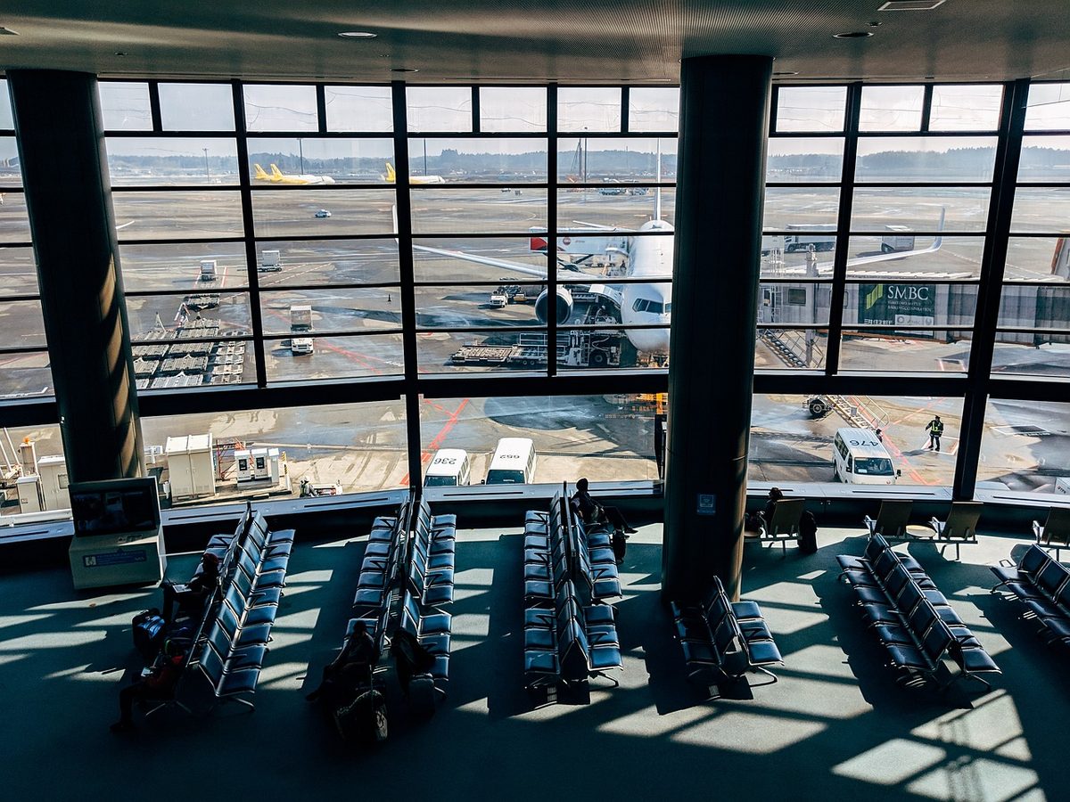공항 게이트에서 지연된 항공편을 기다리는 승객들