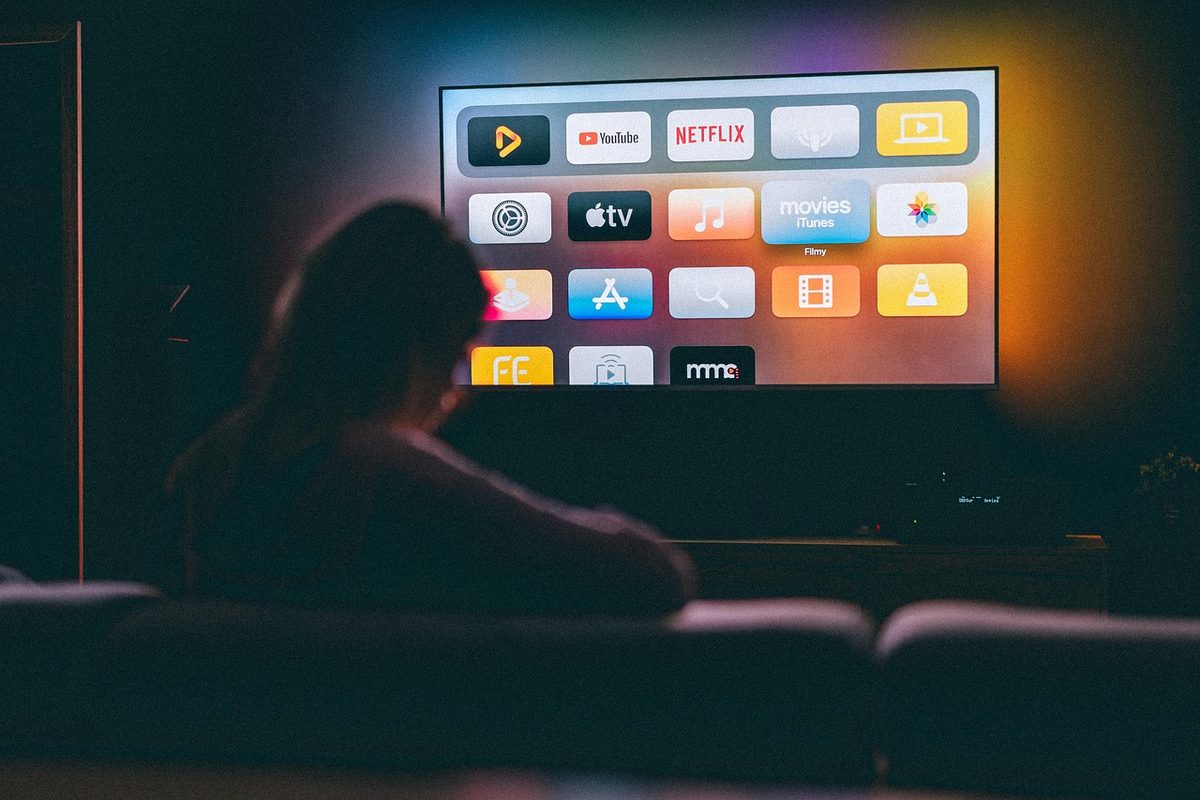 디즈니+ 등 OTT 앱으로 다시보기를 준비하는 태블릿