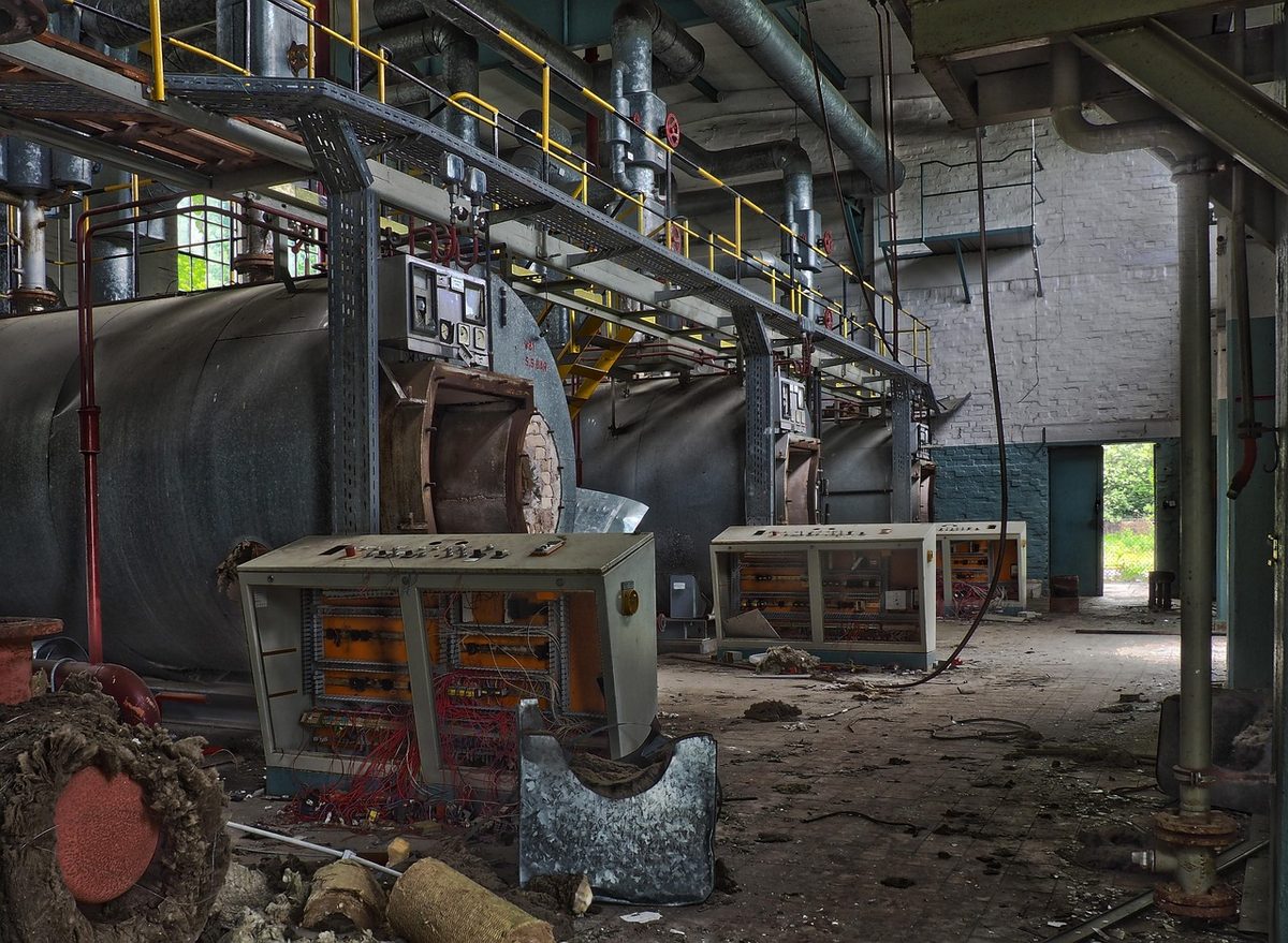 연통과 배수구가 보이는 보일러실, 교체 전 집 환경 확인