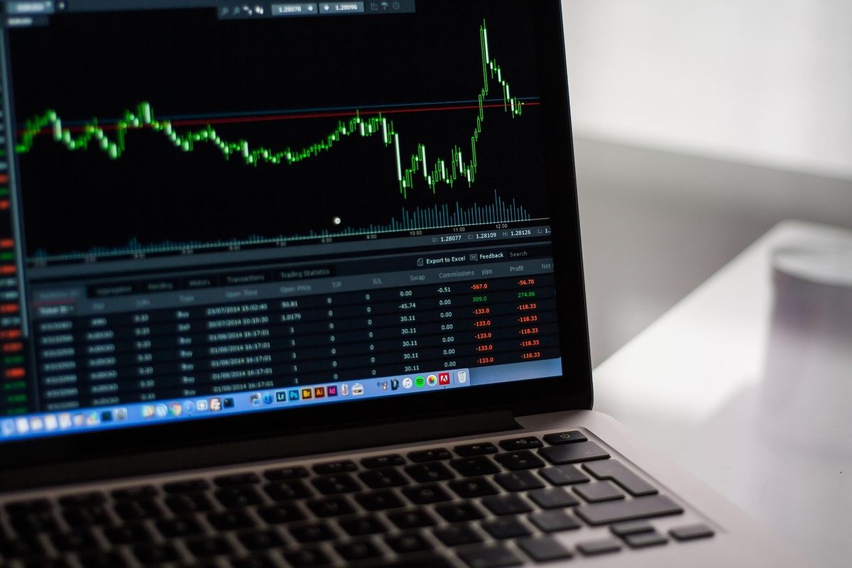 노트북 시세 차트를 보며 지정가·시장가 주문을 비교하는 모습
