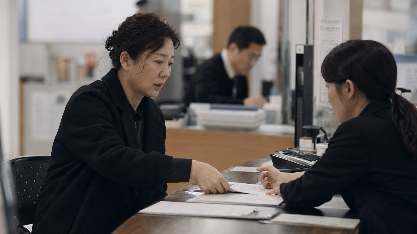 주민센터에서 사망 서류를 제출하는 여성