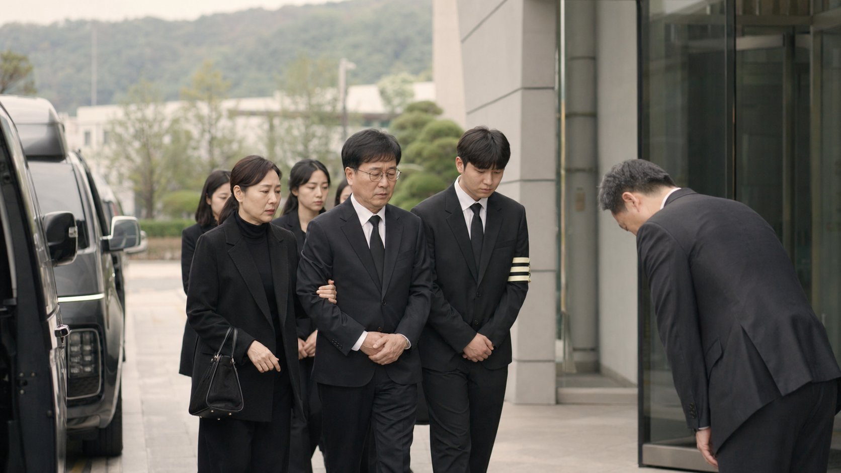 화장장에 도착하는 상복 차림의 가족