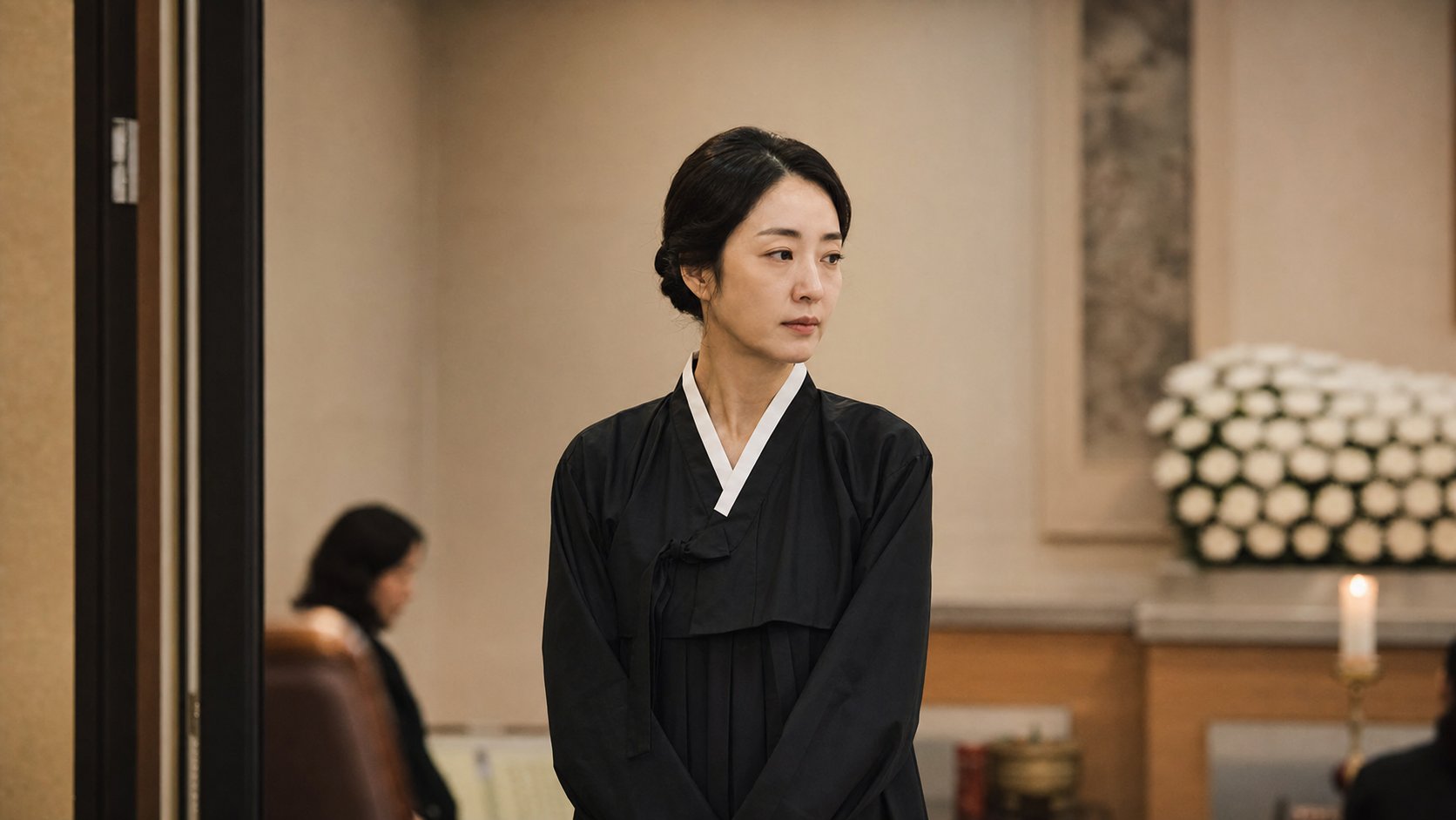검은 한복 또는 정장을 입은 여성 상주