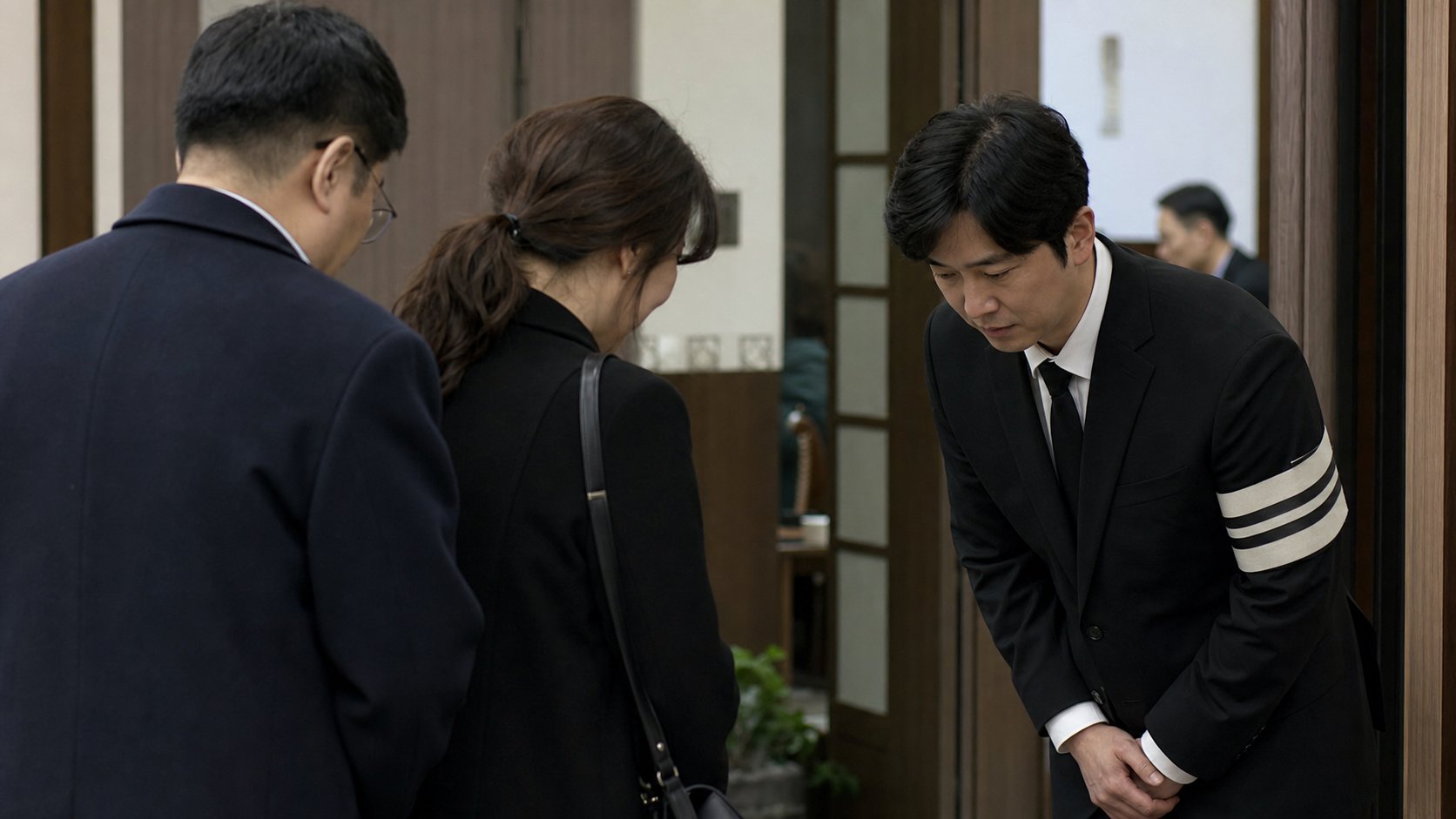 완장을 차고 조문객을 맞이하는 상주