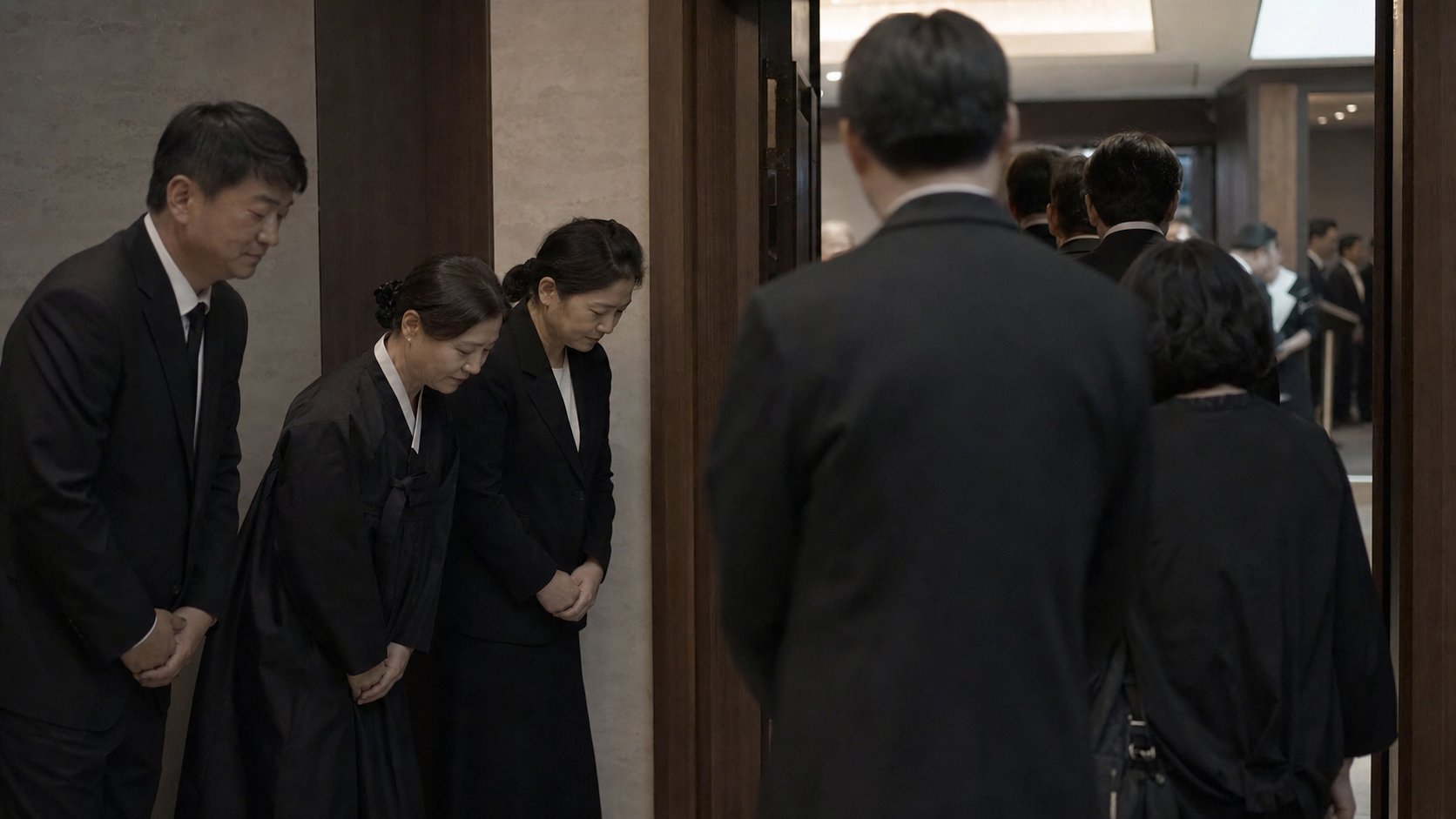 상주 가족이 빈소 입구에서 조문객을 맞이하는 장면