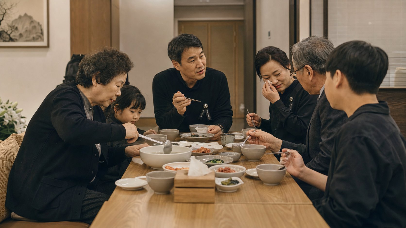 가족 휴게실에서 친지가 식사하며 고인을 추억하는 모습