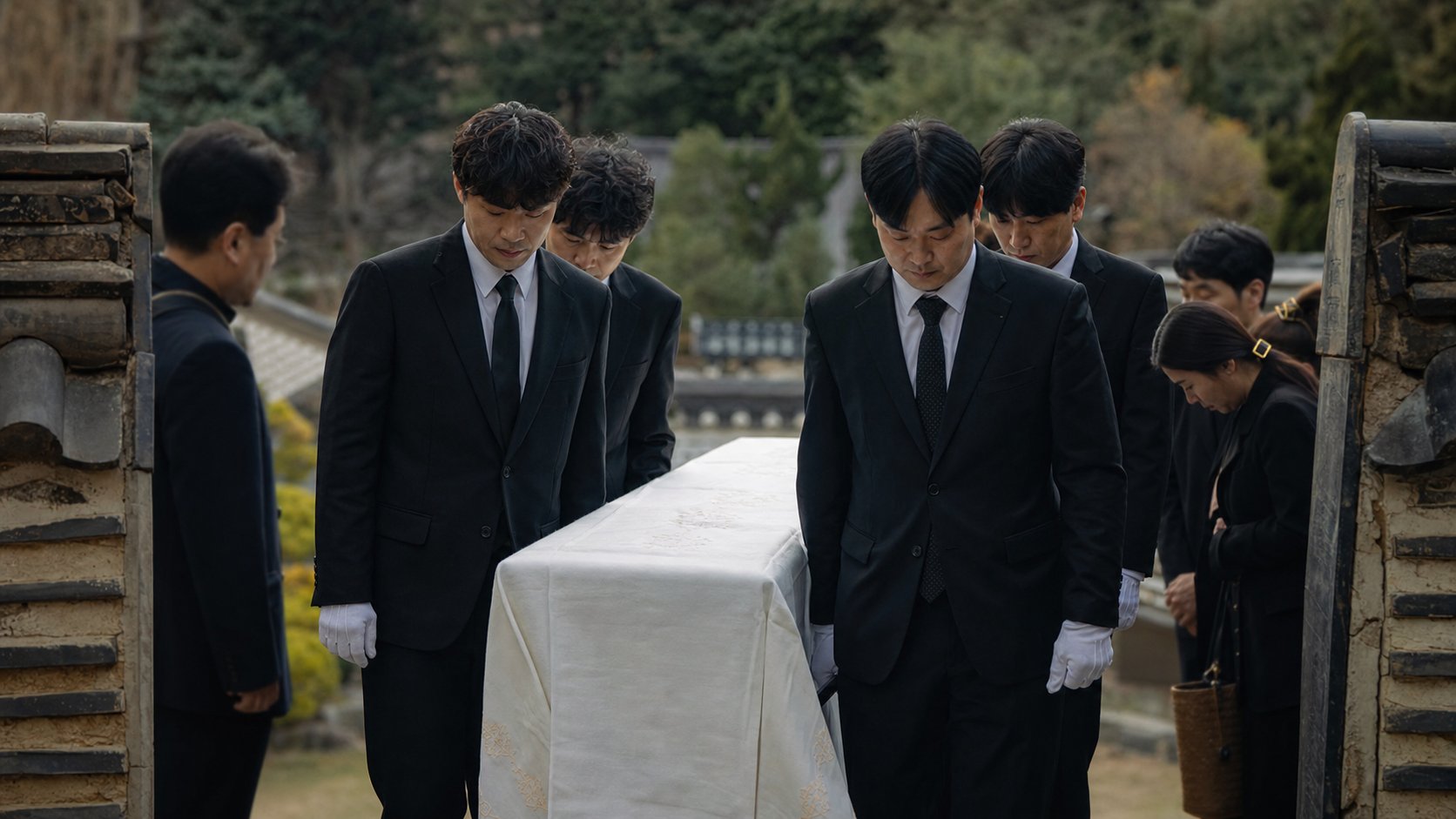 장지 입구에서 발걸음을 맞추는 운구 위원들