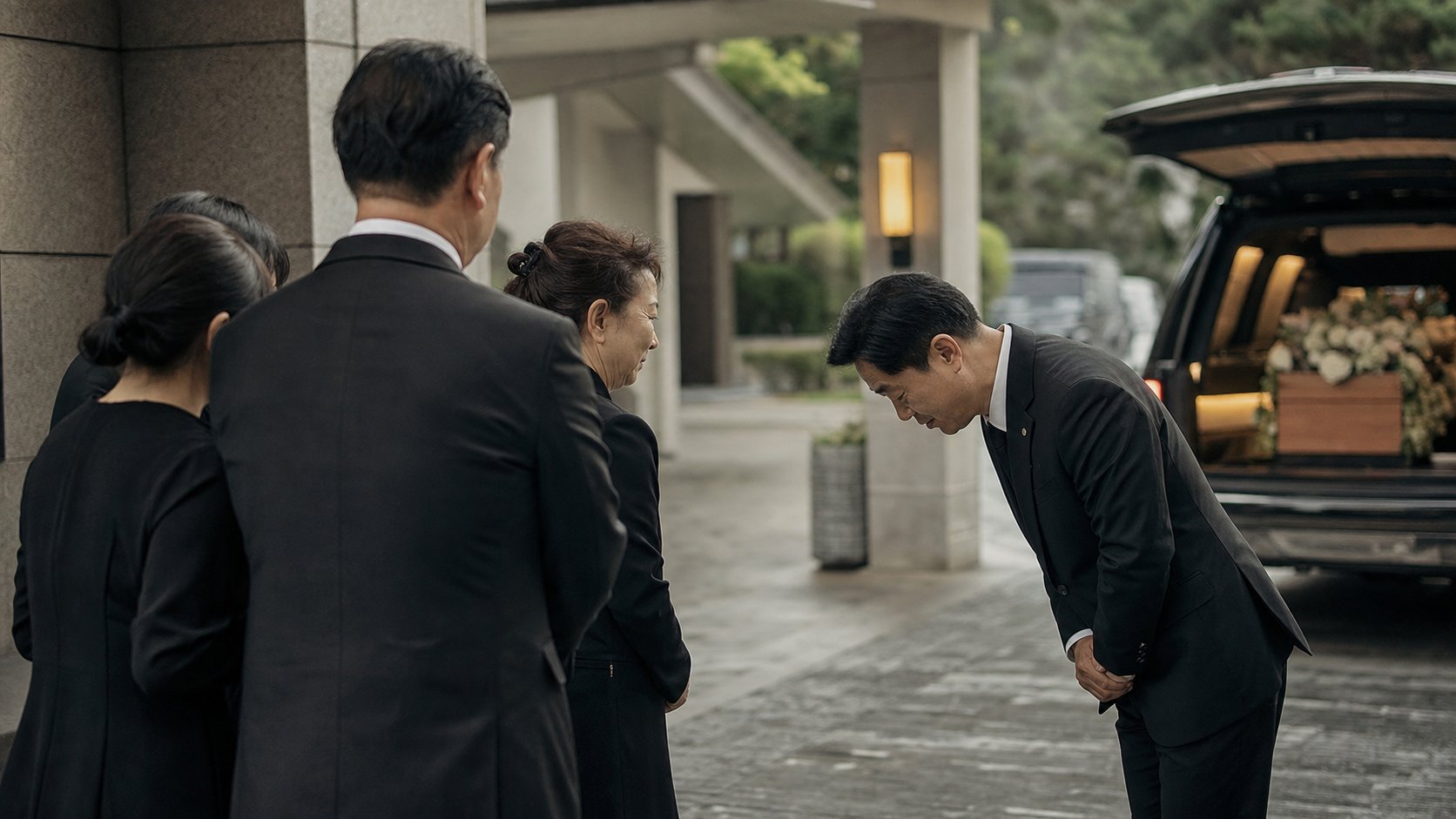 발인을 마친 뒤 유가족에게 인사하며 마지막 안내를 전하는 장례지도사