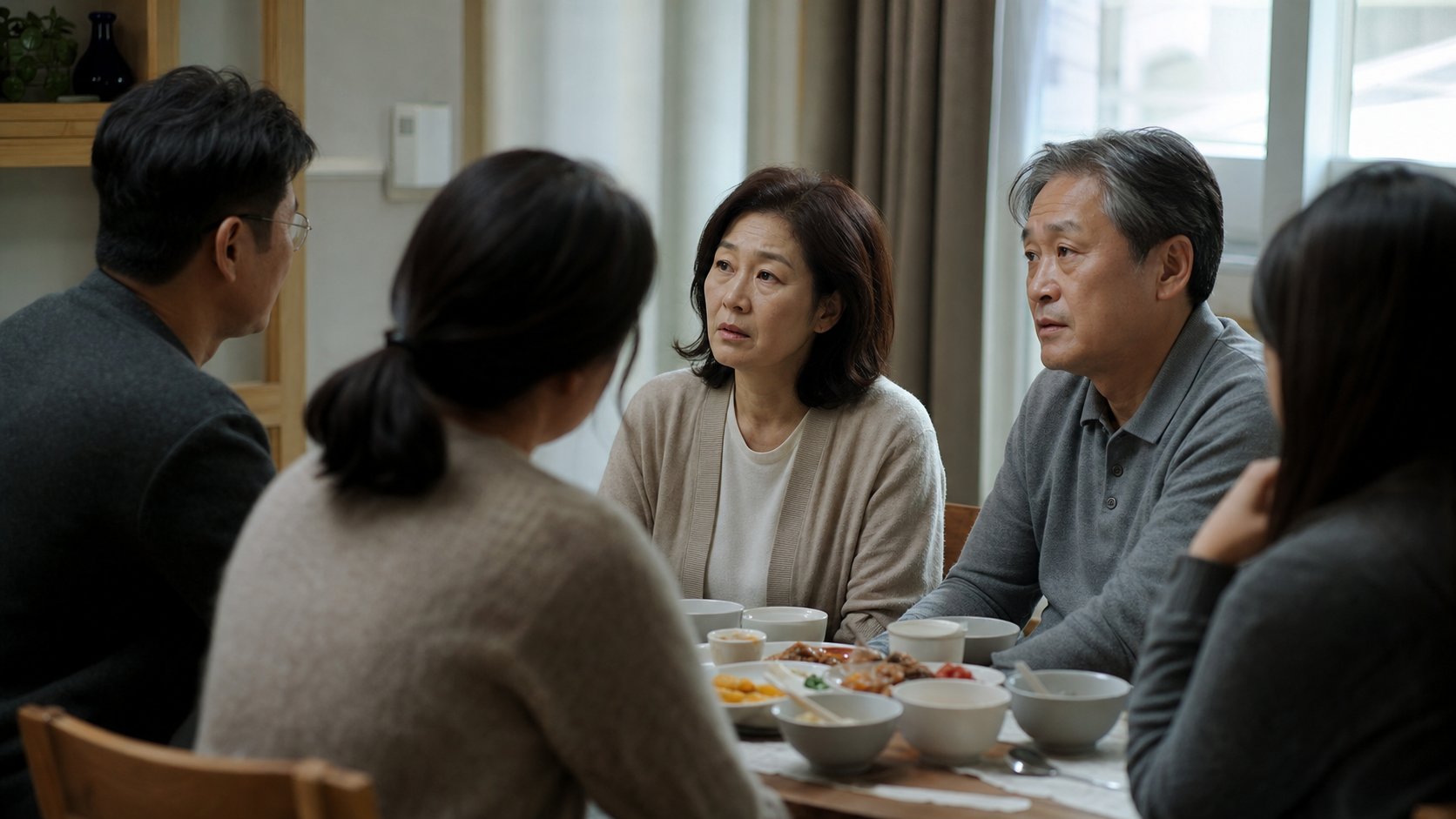 상속 재산 분할을 차분히 의논하는 가족