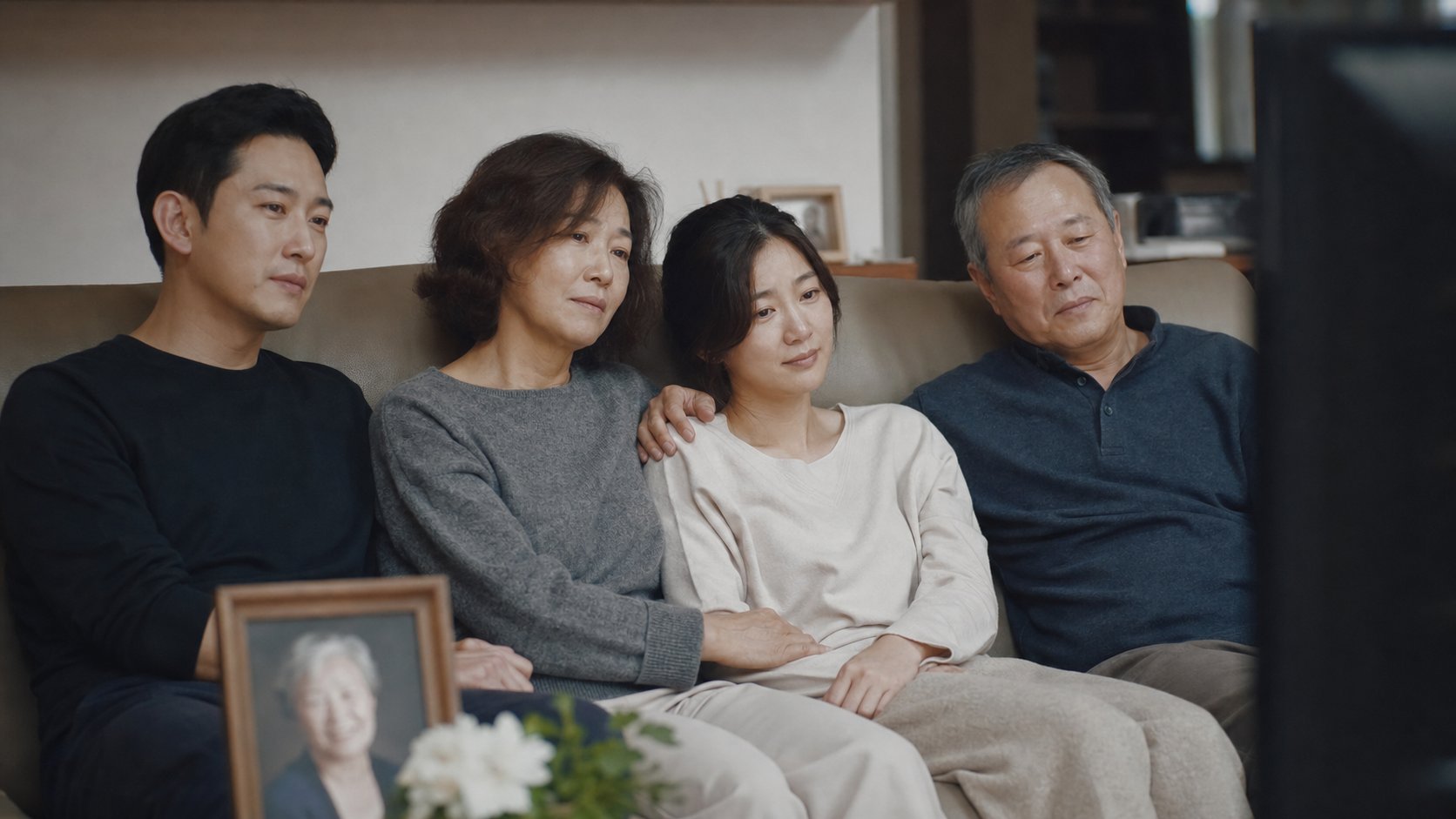 완성된 추모 영상을 함께 보는 가족