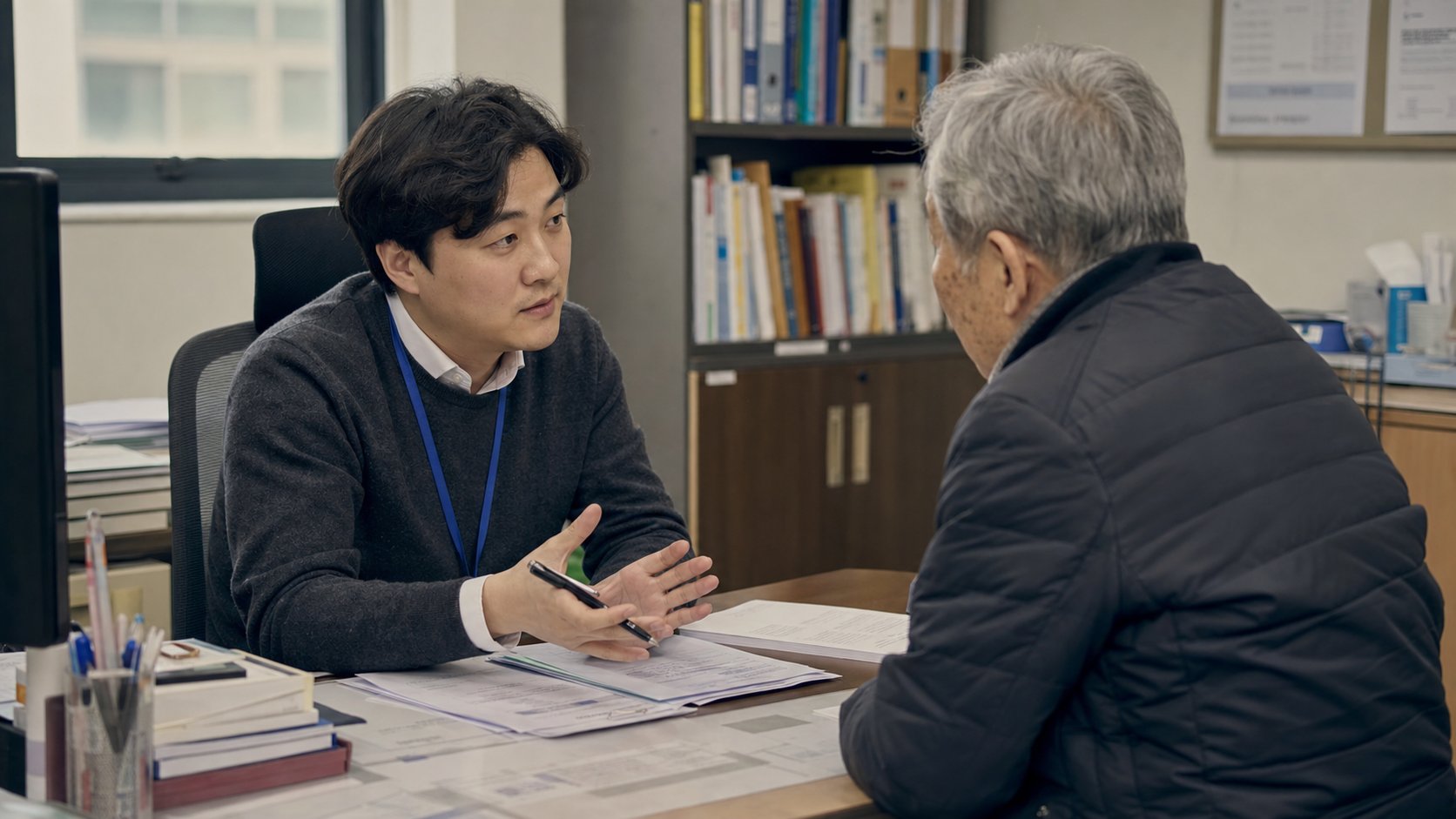 의과대학 사무실에서 직원이 시신 기증 등록을 안내하는 모습