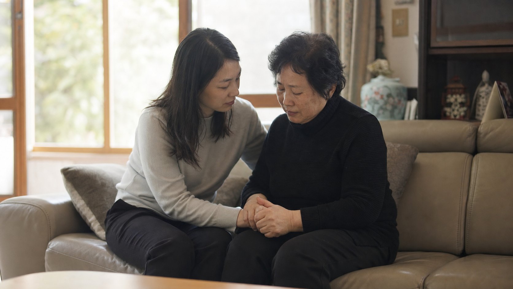 어머니의 손을 잡고 곁에서 조용히 위로하는 가족의 모습