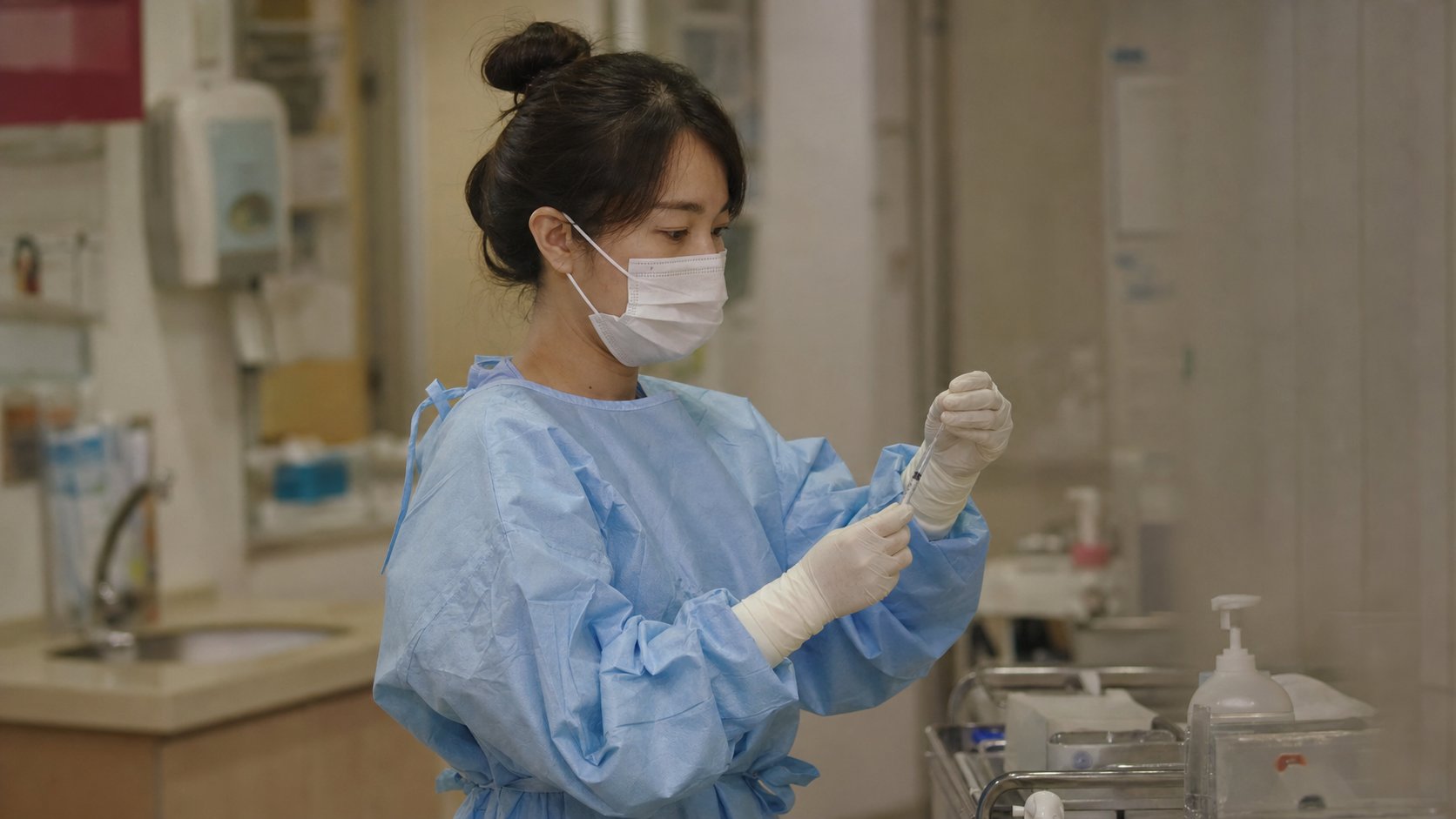 방호 장비를 갖춘 인력의 소독 작업