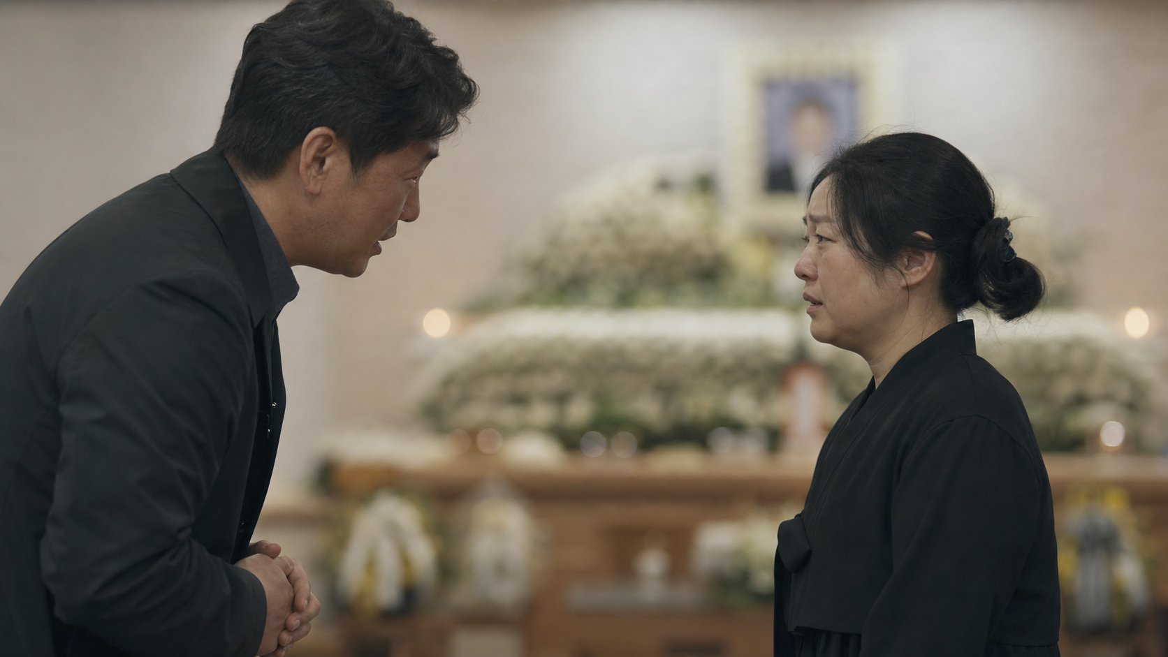 헌화 후 상주에게 위로를 건네는 조문객